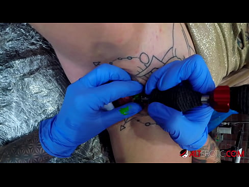 ❤️ Ekstreme tatuita varmulo Sully Savage ricevis tatuon sur sia klitoro ☑ Malĉasuloj ĉe ni ❌