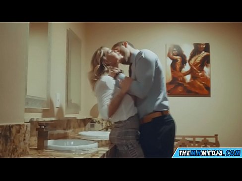 ❤️ Kiam belplena blondulo delogas vin en publika necesejo ☑ Malĉasuloj ĉe ni ❌